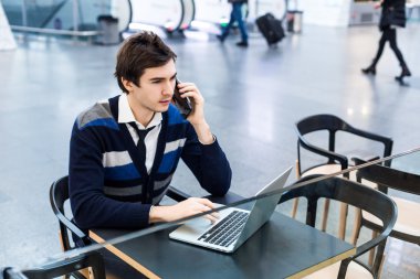İş adamı akıllı telefon çalışma meşgul