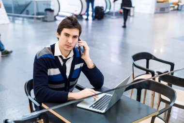 Düşünceli işadamı iş online netbook üzerinde