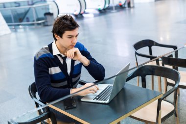 Restoran içinde laptop ile çalışan girişimci adam