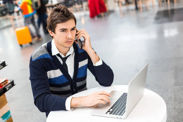 Freelancer masculino usa netbook para el trabajo a distancia — Foto de Stock