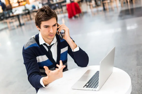 Trabajo reflexivo del hombre de negocios en net-book — Foto de Stock