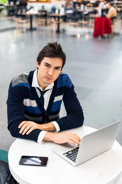 Guapo freelancer pensando seriamente mientras trabaja — Foto de Stock