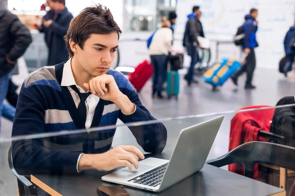 Libero professionista che lavora con un computer portatile in stazione ferroviaria — Foto Stock