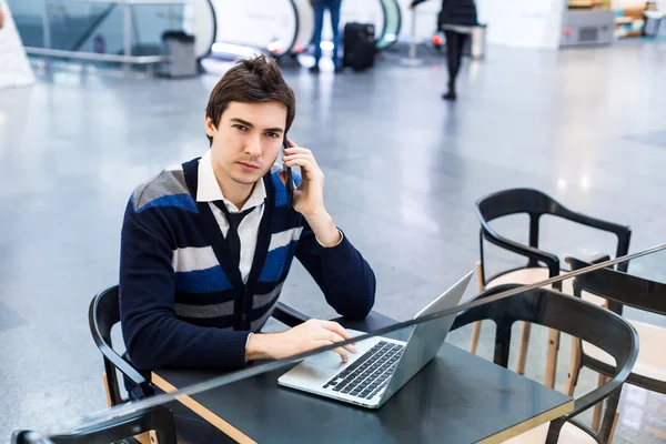 Pensativo hombre de negocios trabajar en línea en netbook — Foto de Stock