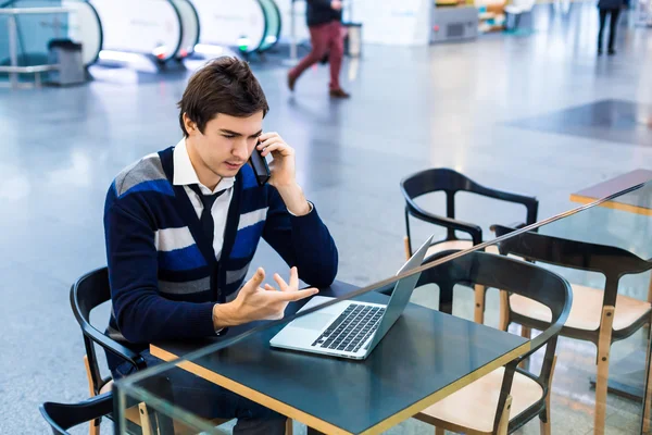 Hombre independiente que utiliza el teléfono móvil y el ordenador portátil PC — Foto de Stock