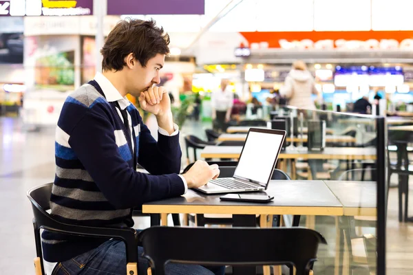 Un om de afaceri se conectează la wireless pe laptop — Fotografie, imagine de stoc