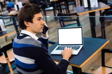 Serbest yakışıklı üstünde hareket eden telefon konuşma