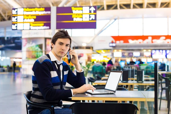 Hombre independiente sentado en el escritorio en la cafetería del aeropuerto — Foto de Stock