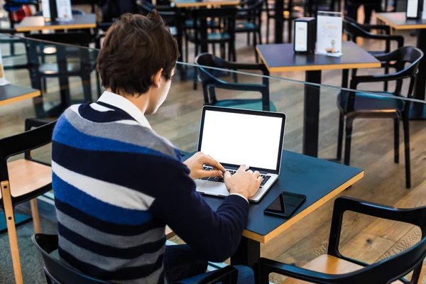 Imagen de primer plano del hombre está escribiendo en un ordenador portátil — Foto de Stock