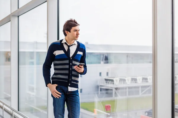 Hombre de negocios de pie junto a la ventana de la oficina — Foto de Stock