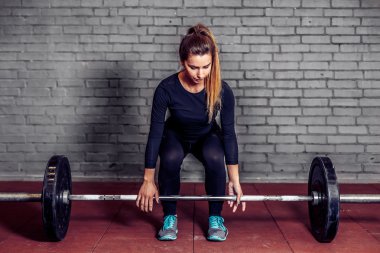 Kadın atlet spor salonunda Deadlift yapıyor