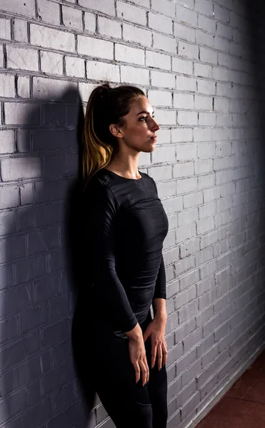 Beautiful girl athlete resting after exercise — Stock Photo, Image