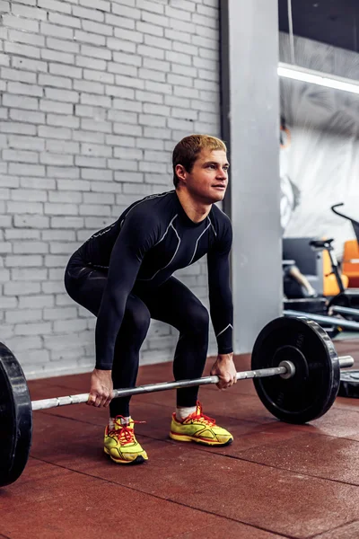 Atleta está se preparando para levantar deadlift no ginásio — Fotografia de Stock