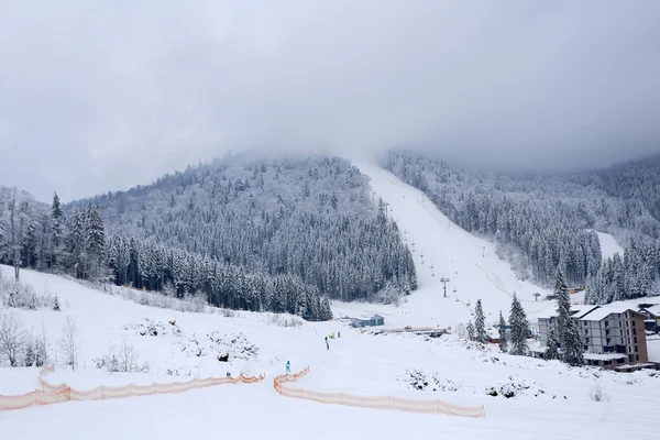 Krajina zimní lyžařské svahy ve vesnici sportu — Stock fotografie