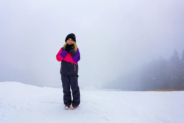 Dağın tepesinde gülümseyen mutlu kız — Stok fotoğraf