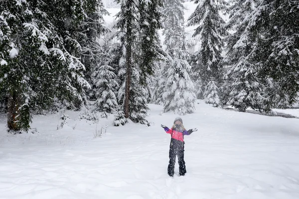Kız Kayak uygun hava atma kar — Stok fotoğraf