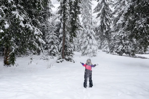 Dziewczyna narciarskich garnitur rzucanie śniegiem w powietrzu — Zdjęcie stockowe