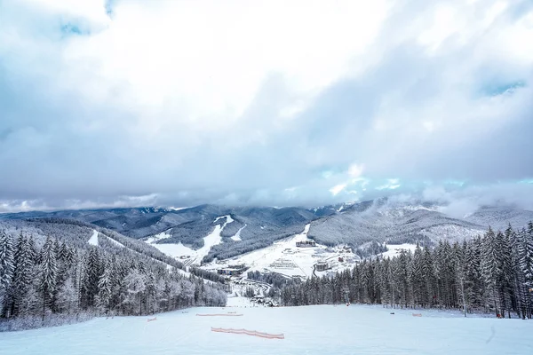 Prachtig uitzicht van de berg-skipiste — Stockfoto