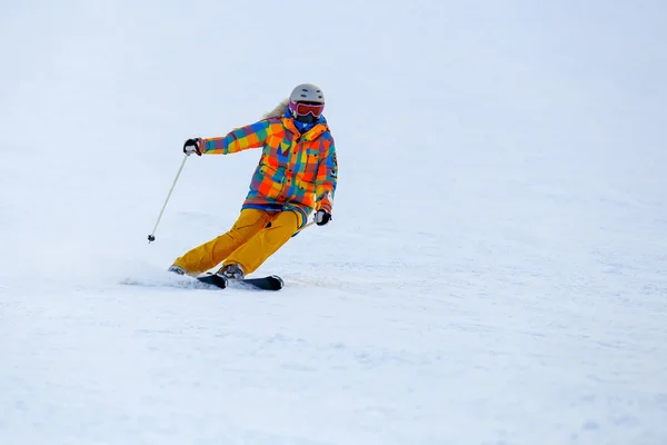 Lyžař lyžování v čerstvém sněhu na sjezdovce — Stock fotografie
