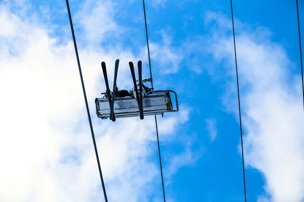 滑雪者有一个有趣的在天空中升降椅上 — 图库照片