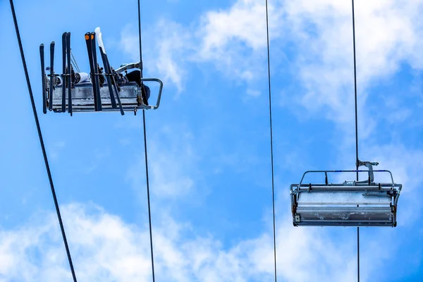 Bodem Bekijk ski gezin op stoeltjeslift — Stockfoto