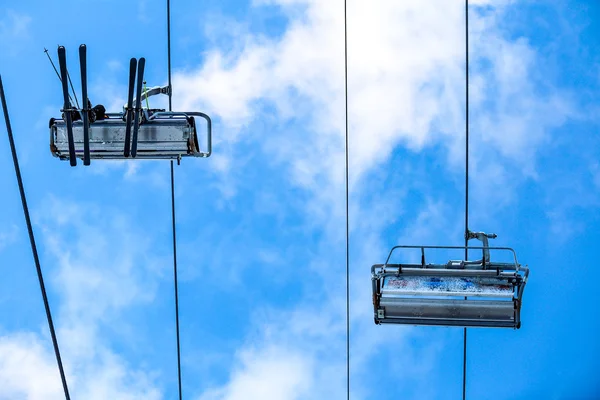 Onderkant ski paar op stoeltjeslift omgekeerde bekijken — Stockfoto