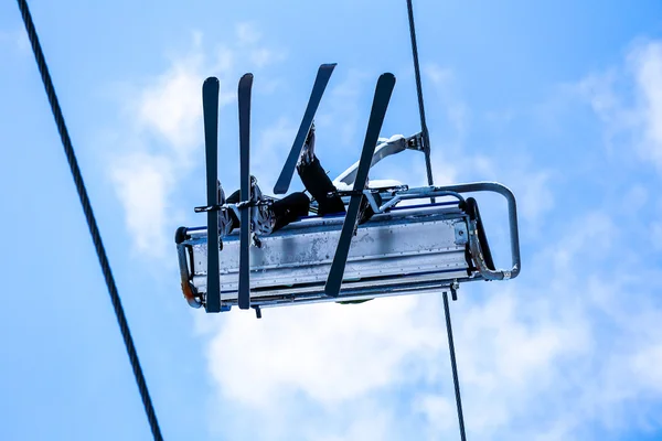 Onderaanzicht van skiërs hebben een leuke op stoeltjeslift — Stockfoto