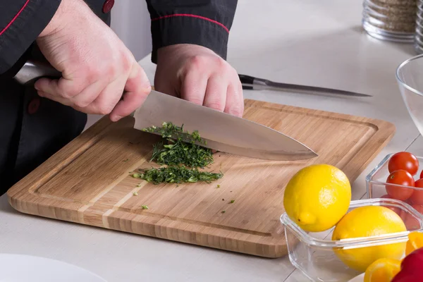 Şef Yeşiller keser