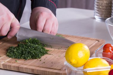 Şef Yeşiller keser