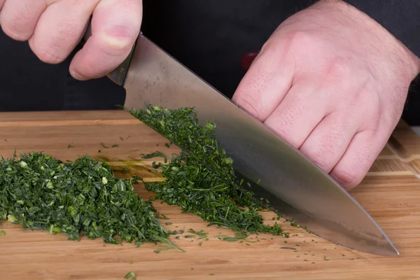 El chef corta los verdes — Foto de Stock