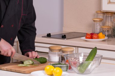 Şef salatalık keser