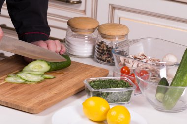 Şef salatalık keser