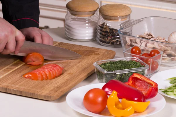 El chef corta los tomates — Foto de Stock