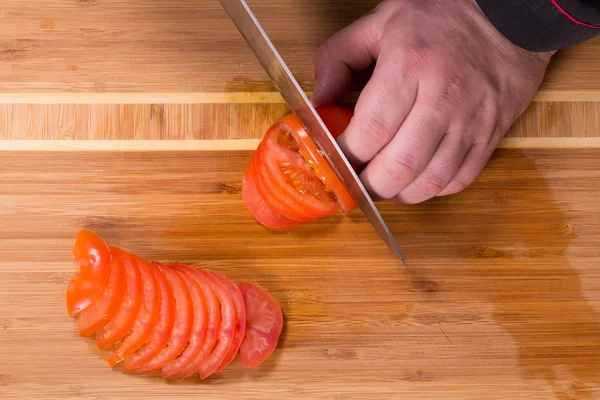El chef corta los tomates — Foto de Stock