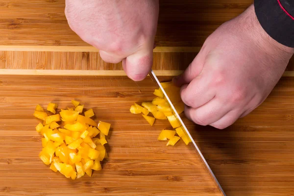 El chef corta los pimientos — Foto de Stock