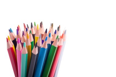 Beyaz arkaplanda izole edilmiş renkli kalemler