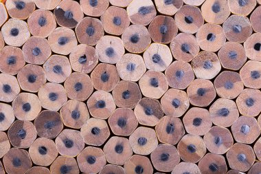 Bir tane değil keskin kalem birçok arasında bilenmiş