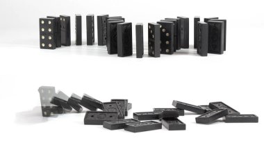 Domino taşları düşüş stratejisi. uzun pozlama siyah beyaz fotoğrafçılık