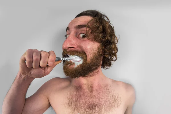 양치질 하는 수염 난된 남자 — 스톡 사진