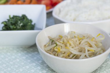 Fasulye Filiz salatası Kongnamul-muchim