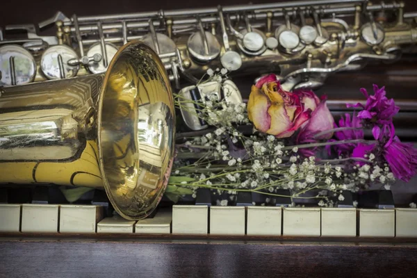 Blumen Saxophonklavier — Stockfoto