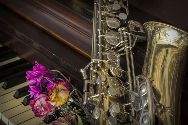 Flowers Saxophone Piano — Stock Photo, Image