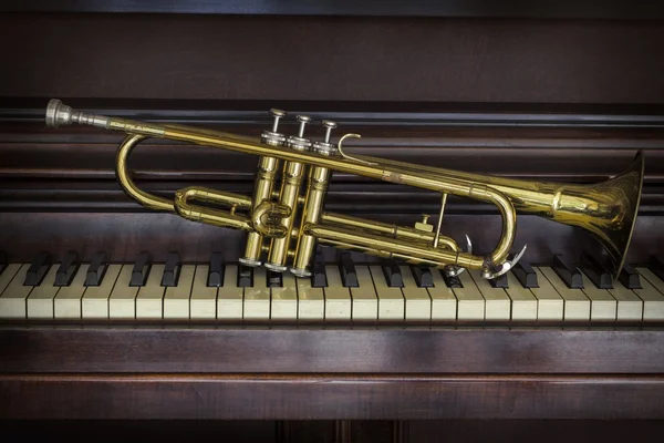 Eski trompet piyano — Stok fotoğraf