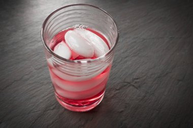 Kızılcık suyu buz