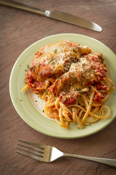 Chicken Parmesan with Linguine — Stock Photo, Image