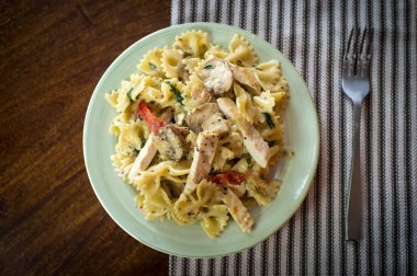 Bowtie tavuk Alfredo