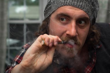 Vaping adam sakallı