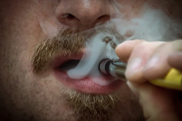 Vaping Bearded Man — Stock Photo, Image