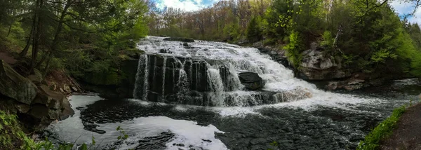 Cachoeira bela primavera — Fotografia de Stock