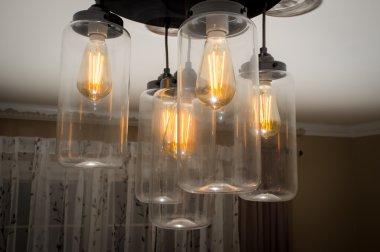 Edison ampulü asılı